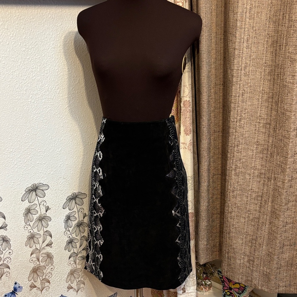 Vintage Y2K Metro Style black leather and silver snakeskin design skirt. Size 16 - Picture 10 of 17